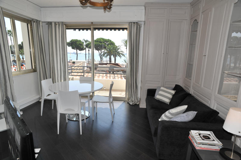 Cannes Locations, appartements et villas en location  Cannes, copyrights John and John Real Estate, photo Rf 007-04